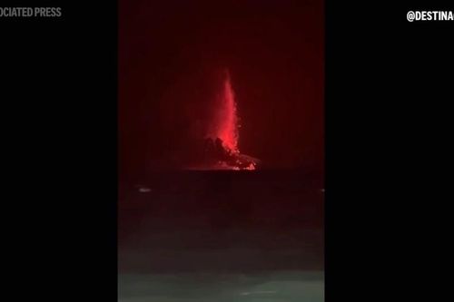 Video khoảnh khắc núi lửa Indonesia phun trào, dung nham đỏ rực, tia sét xé trời