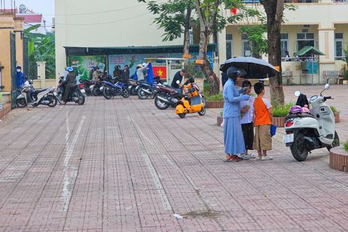 Dừng ăn bán trú sau sự cố giao cơm muộn, học sinh Hà Nội bị đảo lộn giờ học