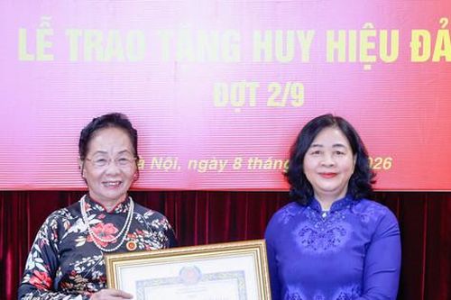 Trao Huy hiệu 45 năm tuổi Đảng tặng GS.TS Nguyễn Thị Doan