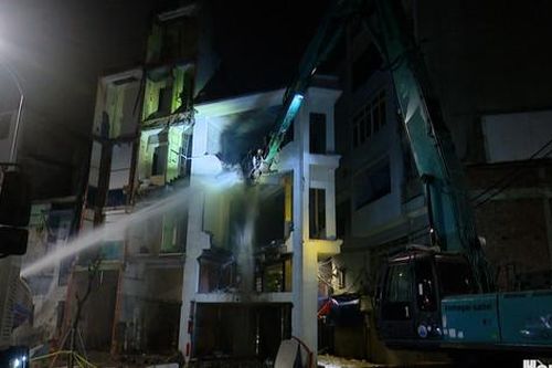 Xuyên đêm phá dỡ 7 tòa nhà cao tầng ở phường Ô Chợ Dừa