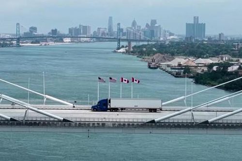 Mỹ cấm nhập rượu, sữa từ Canada, căng thẳng thương mại gia tăng