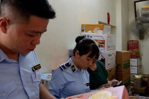 Quản lý thị trường Hà Nội liên tục phát hiện, bắt giữ bánh Trung thu nhập lậu