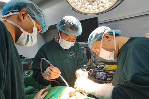 Cứu sống bệnh nhân thủng cơ hoành, áp xe phổi do rò đại tràng