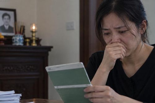 Chồng đột ngột qua đời, tôi phát hiện sổ tiết kiệm gần 1 tỷ đồng: Lời mẹ chồng khiến tôi nghẹn đắng
