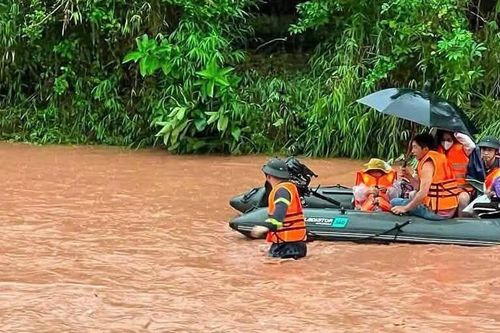Vì sao đợt mưa lớn ở miền Trung diễn biến phức tạp?