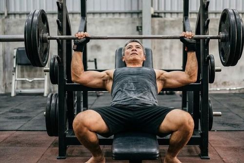 Nam giới sau tuổi 50: Để tăng cơ nên tập tạ nặng hay tập nhiều lần?