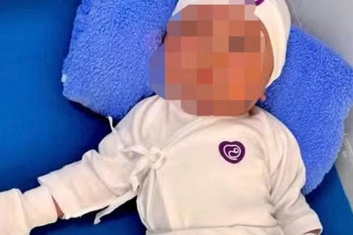 Xót xa bé trai sơ sinh chưa cắt rốn bị bỏ trước cổng tịnh xá