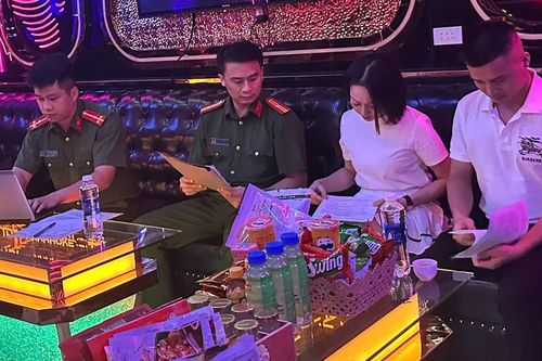Kiểm tra quán karaoke, phát hiện 4 nhân viên nữ đang múa khiêu dâm