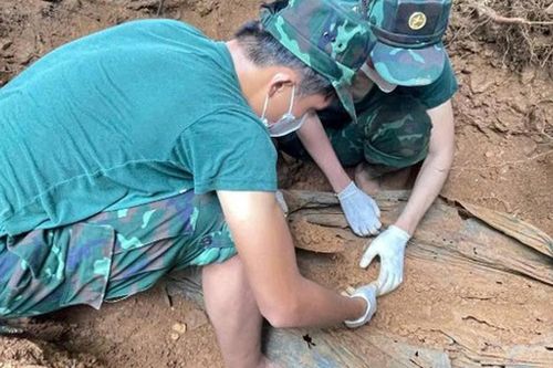 Phát hiện hài cốt liệt sĩ cùng nhiều di vật trên đồi