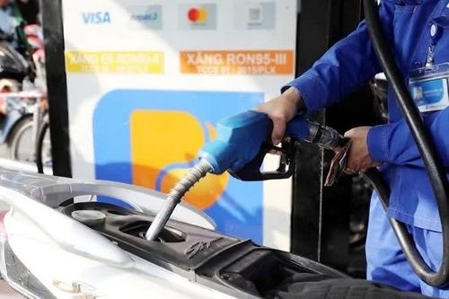 Giá xăng dầu tăng mạnh, E10RON95 hơn 24.000 đồng/lít