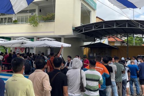 TPHCM: Phụ huynh chật vật tìm mua sách giáo khoa