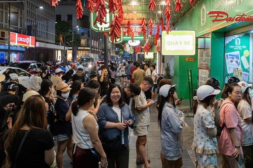 Kem Tràng Tiền trước ngày đóng cửa: Khách xếp hàng kín vỉa hè, tranh thủ lưu kỷ niệm