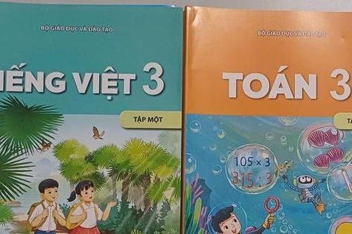 Huế: Nhiều học sinh chưa có sách giáo khoa bản in để học