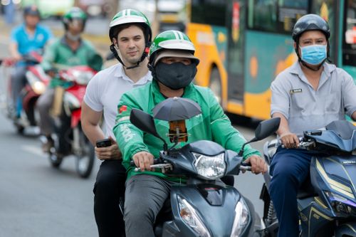 Tài xế Grab kêu gọi tắt app, tranh cãi chuyện chia tiền mỗi cuốc xe