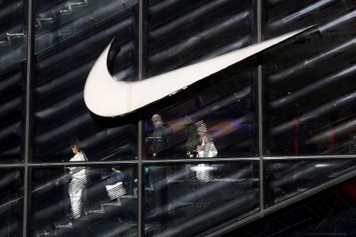 Nike rời nhóm 100 doanh nghiệp lớn nhất Mỹ