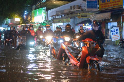 Người dân dắt xe, lội nước về nhà sau 2 giờ mưa tầm tã ở TP.HCM