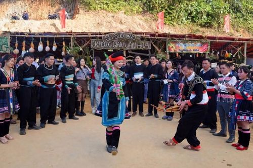 Sắc màu văn hóa Mông Lai Châu hội tụ tại Điện Biên
