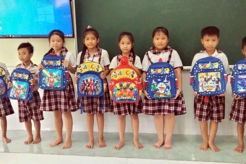 Báo Văn Hóa trao 70 suất quà cho học sinh tiểu học tỉnh Cà Mau