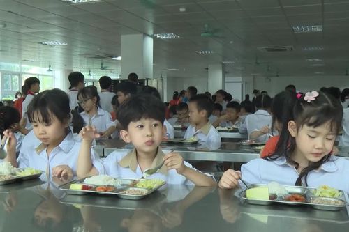 [Video] Không vì yêu cầu tiến độ bữa ăn mà bỏ qua các yêu cầu về an toàn thực phẩm