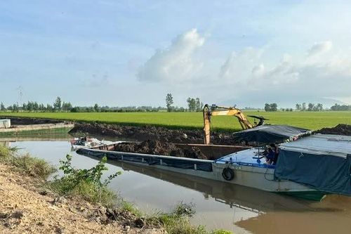 An Giang: Khởi tố bị can khai thác đất trái phép dưới lòng kênh