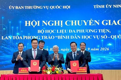 Quốc hội chuyển giao bộ học liệu đa phương tiện tại Ninh Bình