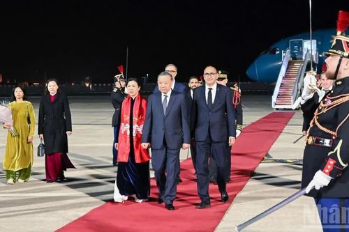 [Ảnh] Tổng Bí thư, Chủ tịch nước Tô Lâm và Phu nhân đến Paris, bắt đầu thăm chính thức Cộng hòa Pháp