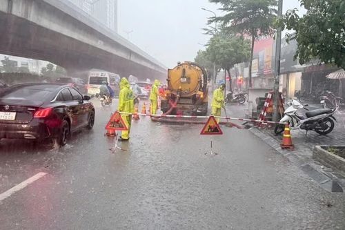 Hà Nội: Mưa lớn gây úng ngập cục bộ, nước rút nhanh