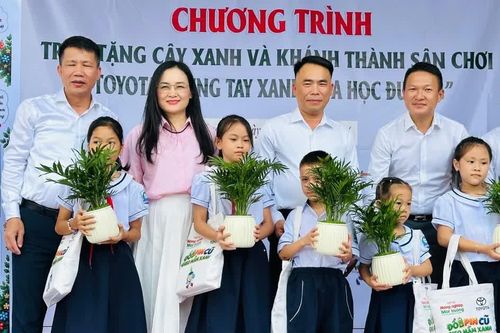Trao tặng cây xanh và sân chơi 'Xanh hóa học đường' năm 2026