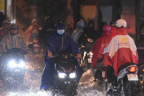 Mưa kéo dài, nhiều tuyến đường ở Thành phố Hồ Chí Minh ngập nặng