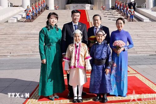 Chủ tịch Quốc hội Mông Cổ Sandag Byambatsogt và phu nhân chủ trì lễ đón trọng thể Chủ tịch Quốc hội Trần Thanh Mẫn và phu nhân