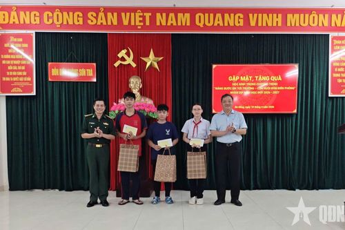 Trao quà tặng học sinh trong Chương trình 'Nâng bước em tới trường-Con nuôi đồn Biên phòng'