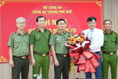 Bàn giao nhiệm vụ phụ trách Công an TP Huế