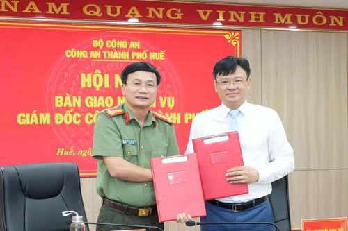 Bàn giao nhiệm vụ Giám đốc Công an thành phố Huế