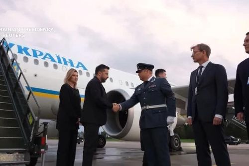 Máy bay chở Tổng thống Ukraine suýt bị tấn công