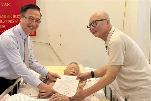 Phó Bí thư Thành ủy TPHCM Đặng Minh Thông trao tặng Huy hiệu 80 năm tuổi Đảng đến đồng chí Trương Thị Bích Vân