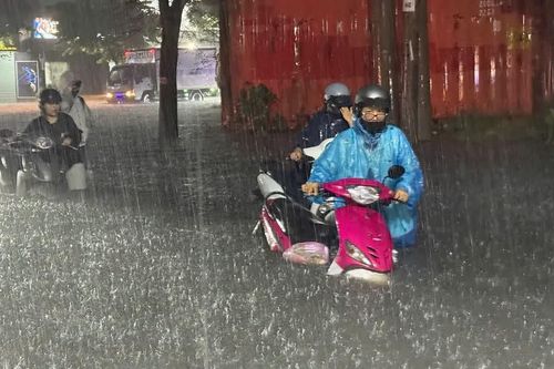 TPHCM: Mưa lớn, nhiều tuyến đường bị ngập sâu
