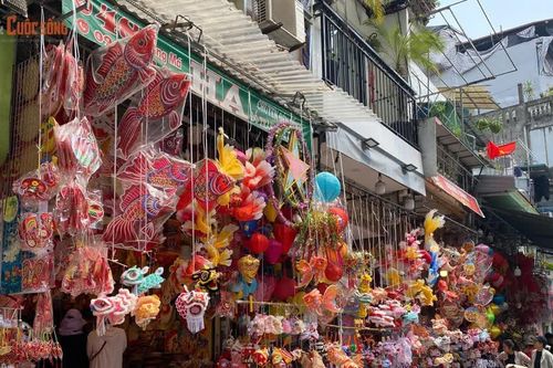 Đồ chơi Trung thu truyền thống vẫn hút khách giữa nhịp sống hiện đại