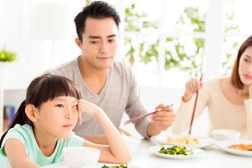 Cha mẹ nên ứng xử thế nào khi con liên tục chê 'cơm nhà nấu'?