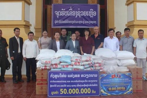 Tổng Lãnh sự quán Việt Nam tại Pakse trao quà hỗ trợ lũ lụt tại Sekong và Salavan (Lào)