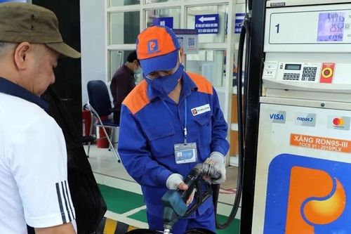 Giá xăng chiều nay tăng hơn 1.400 đồng/lít