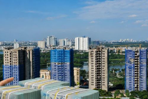 Ngân hàng rao bán 'đất vàng' Hà Nội, tính thu giữ biệt thự ở TPHCM