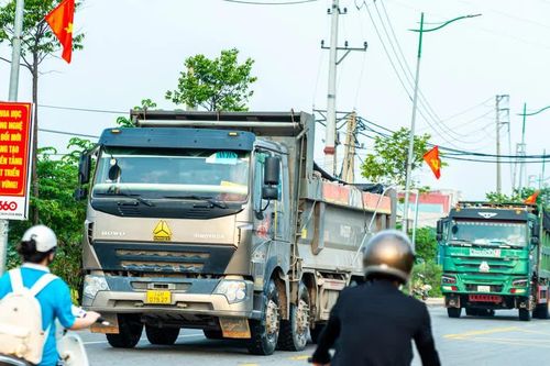 Đường tới trường rình rập hiểm nguy vì xe chở đất phóng nhanh, vượt ẩu