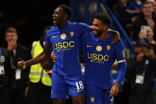 Welbeck lập cú đúp trong trận cầu 9 bàn thắng của Chelsea