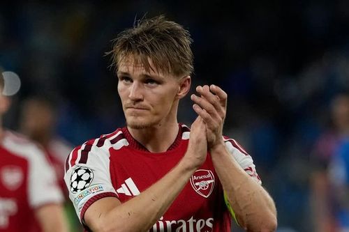 Arsenal thăng hoa trên đôi chân của Martin Odegaard