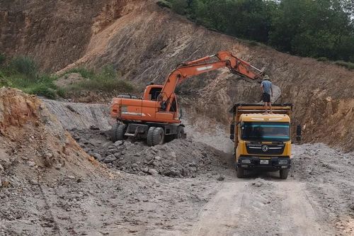 Xử lý bãi đổ trộm chất thải ngay trước cổng nhà máy rác lớn nhất Hà Nội