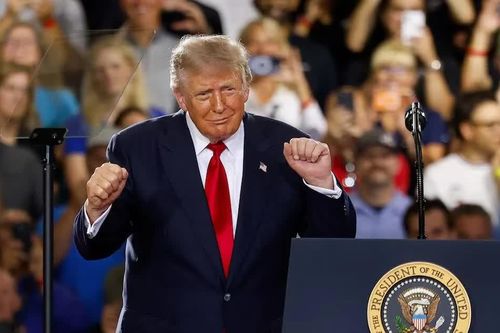 Tổng thống Trump hứa tặng 5.000 USD cho mỗi người Mỹ nếu đảng Cộng hòa thắng cử