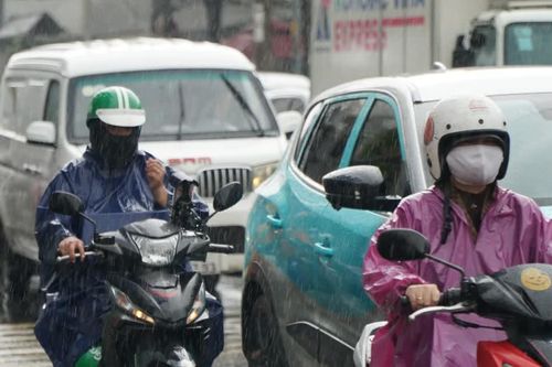 Mưa lớn giữa trưa ở TPHCM, dòng người và xe 'nhích từng chút'