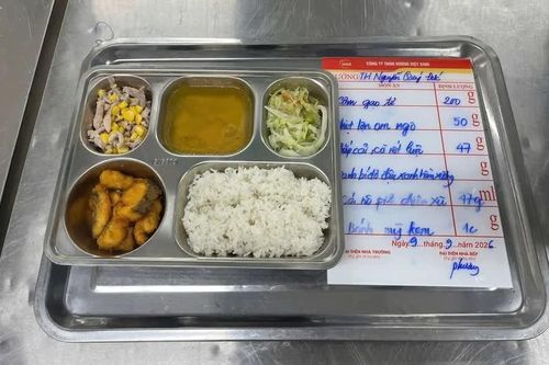 Hà Nội: Công ty thực phẩm giao 16 thùng canh khi học sinh đã ngủ trưa