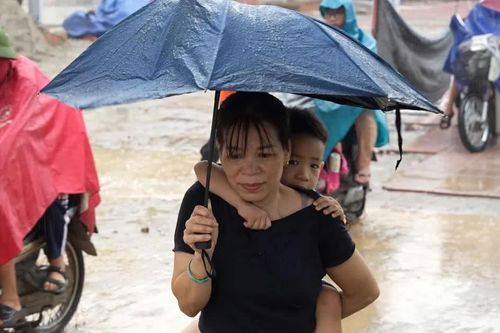 Hà Nội: Công ty thực phẩm giao 16 thùng canh khi học sinh đã ngủ trưa