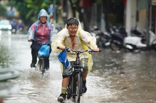 Người Hà Nội lội nước, 'chôn chân' giữa phố sau trận mưa lớn